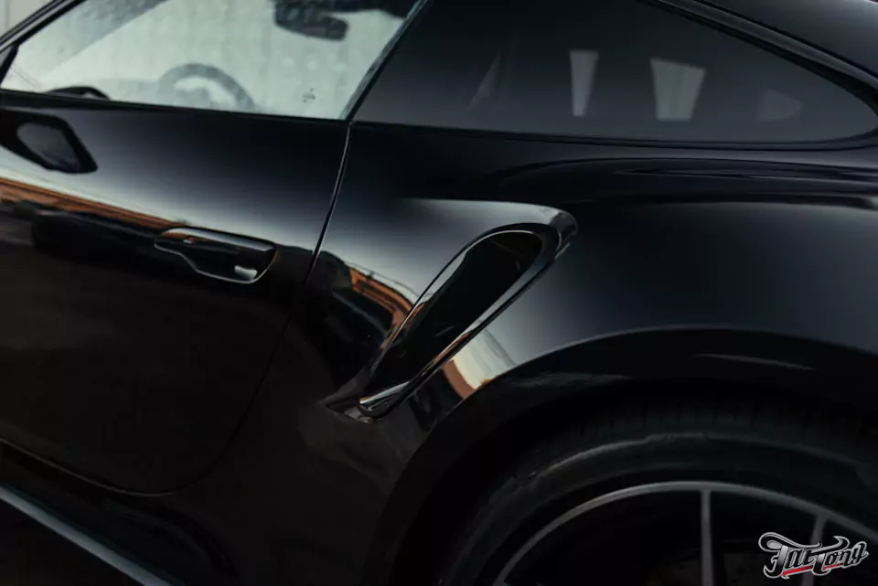 Оклеили кузов и глянец в салоне Porsche 911 полиуретаном, очистили кожу и покрыли керамикой